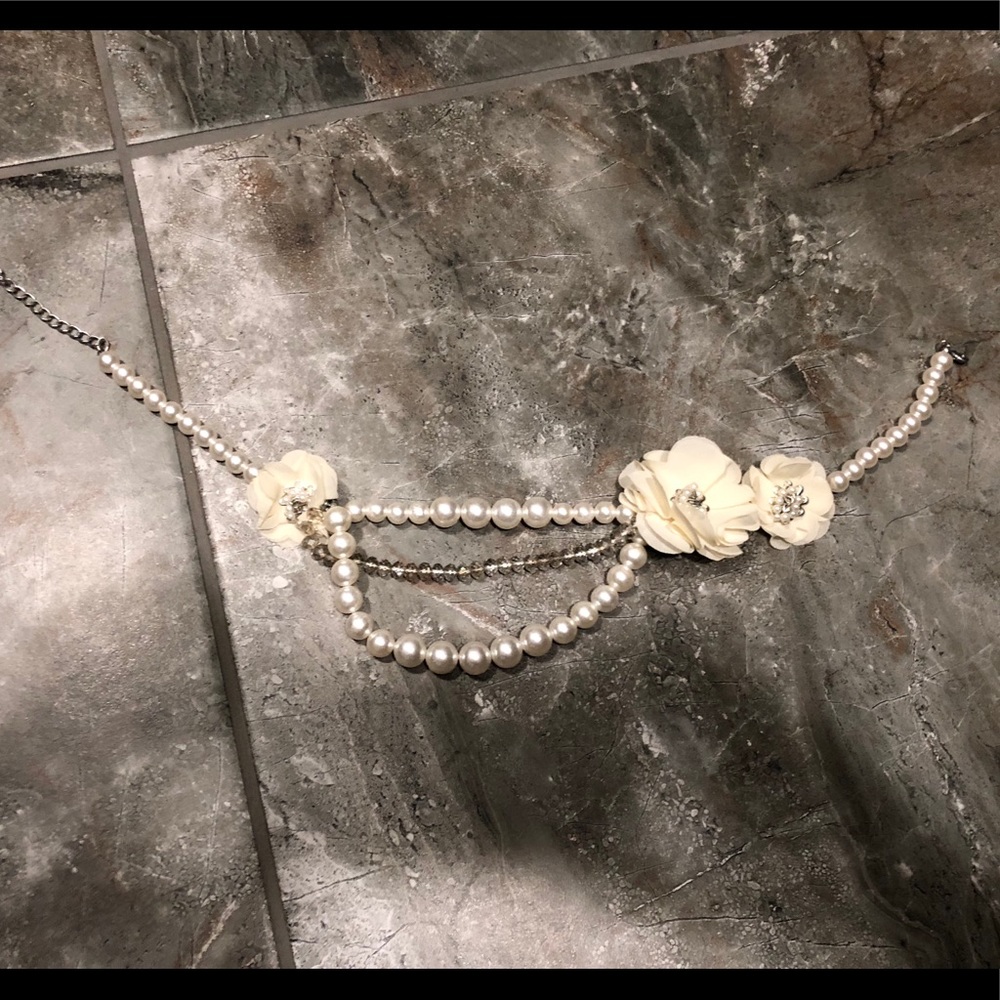 Pearl necklace with flowers